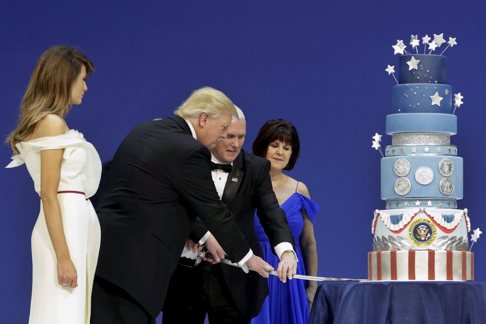 Donald Trump s manželkou absolvoval tři slavnostní plesy ku příležitosti inaugurace nového prezidenta.