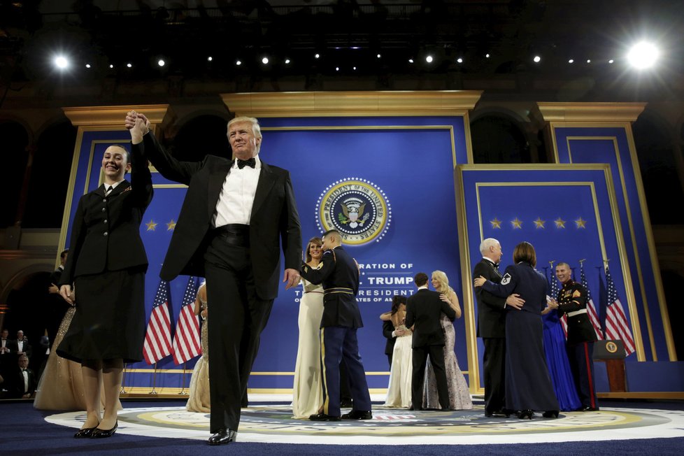 Donald Trump s manželkou absolvovali tři slavnostní plesy ku příležitosti inaugurace nového prezidenta.