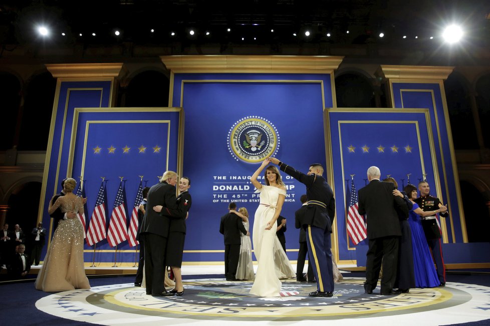 Donald Trump s manželkou absolvovali tři slavnostní plesy ku příležitosti inaugurace nového prezidenta.