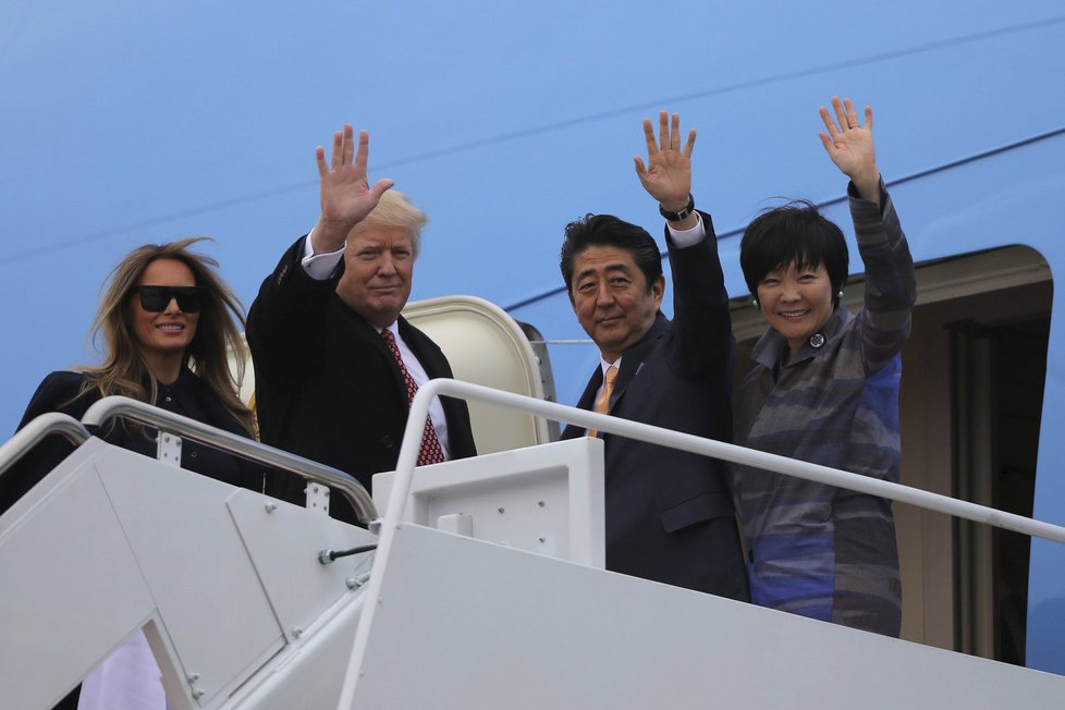Americký prezidentský pár s japonským premiérem Šinzó Abeem a jeho manželkou