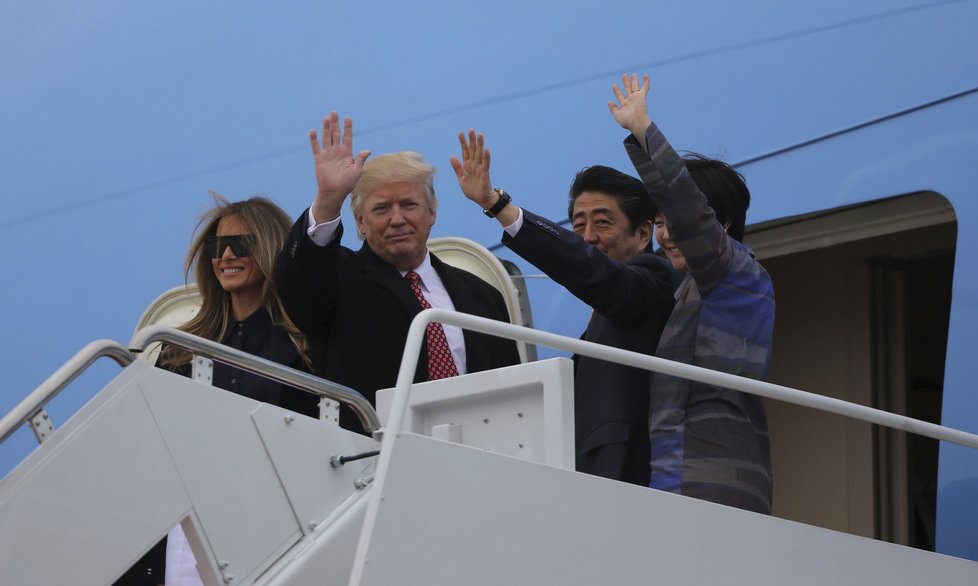 Americký prezidentský pár s japonským premiérem Šinzó Abeem a jeho manželkou