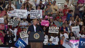 Donald Trump na shromáždění svých stoupenců na Floridě znovu ostře zaútočil na média.