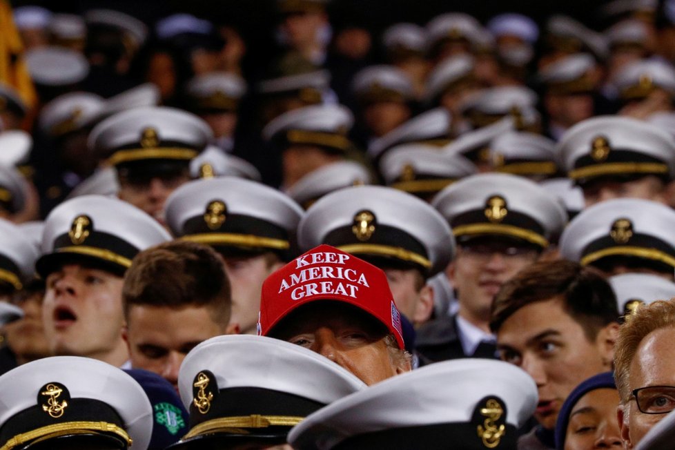 Prezident Donald Trump na každoročním fotbalovém utkání armády a námořnictva na Lincoln Finnanical Field (14.12.2019)