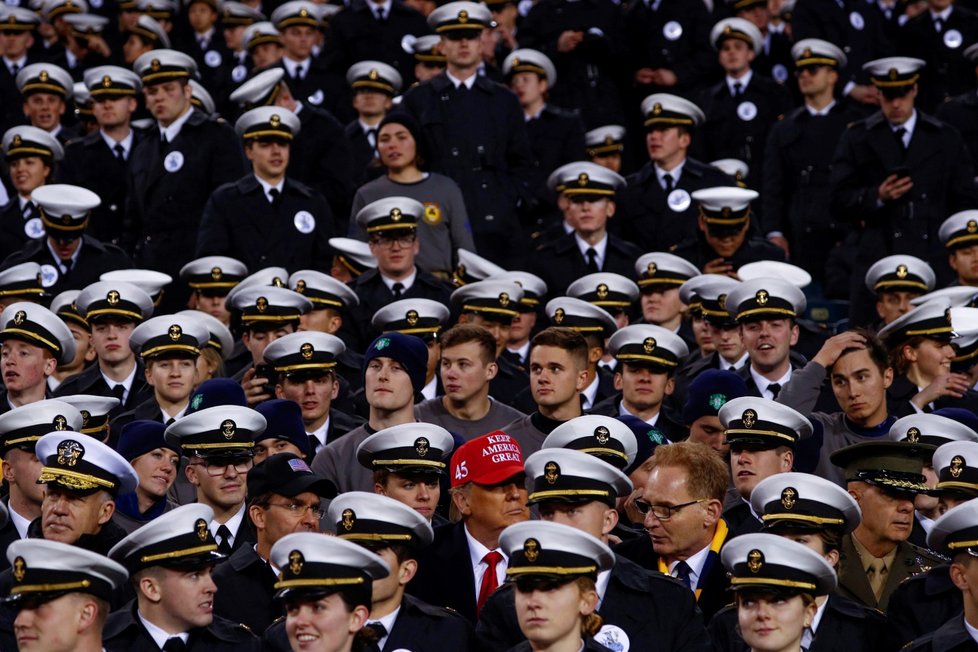 Prezident Donald Trump na každoročním fotbalovém utkání armády a námořnictva na Lincoln Finnanical Field (14.12.2019)