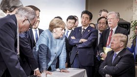 Lídři zemí G7 na summitu se baví o clech USA.