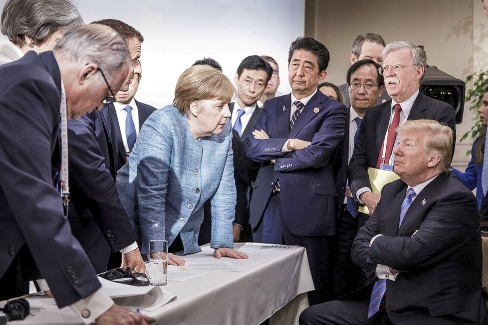 Lídři zemí G7 na summitu se baví o clech USA.