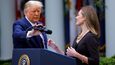 Americký prezident Donald Trump na konferenci, na které bude oznámena Amy Coney Barrettovou do úřadu nejvyššího soudu na místo, které zůstalo neobsazeno po smrti soudkyně Ruth Bader Ginsburgové, která zemřela 18. září Bílý dům ve Washingtonu, USA, 26. září 2020.