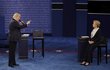 Republikánský prezidentský kandidát Donald Trump hovoří s demokratickou prezidentskou kandidátkou Hillary Clintonovou během druhé prezidentské debaty na Washingtonské univerzitě v St. Louis, neděle 9. října 2016