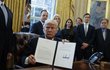 Prezident Donald Trump ukazuje svůj podpis na objednávce plynovodu Keystone XL v úterý 24. ledna 2017 v Oválné pracovně Bílého domu ve Washingtonu.