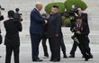 Prezident Donald Trump kráčí v neděli 30. června 2019 se setkal se severokorejským vůdcem Kim Čong-unem v pohraniční vesnici Panmunjom v demilitarizované zóně v Jižní Koreji.