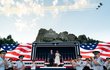 Donald J. Trump a první dáma Melania Trump se účastní oslavy 4. července v Národním památníku Mount Rushmore v Keystone.