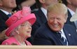 Královna Alžběta II. A americký prezident Donald Trump během vzpomínkových oslav k 75. výročí vylodění v den D v Southsea Common v Portsmouthu.