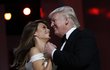 Prezident Donald Trump tančí s první dámou Melanií Trumpovou v pátek 20. ledna 2017 ve Washingtonu.