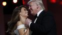 Prezident Donald Trump tančí s první dámou Melanií Trumpovou v pátek 20. ledna 2017 ve Washingtonu.