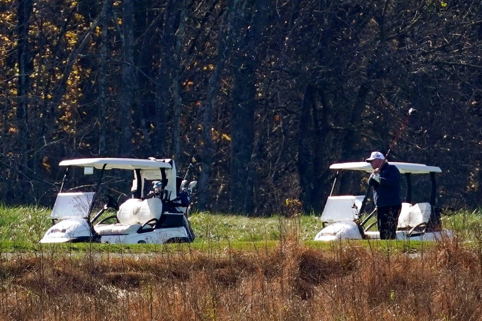 Trump na svém golfovém hřišti ve chvílích, kdy bylo oznámeno vítězství jeho oponenta Joea Bidena v prezidentské volbě (7. 11. 2020)