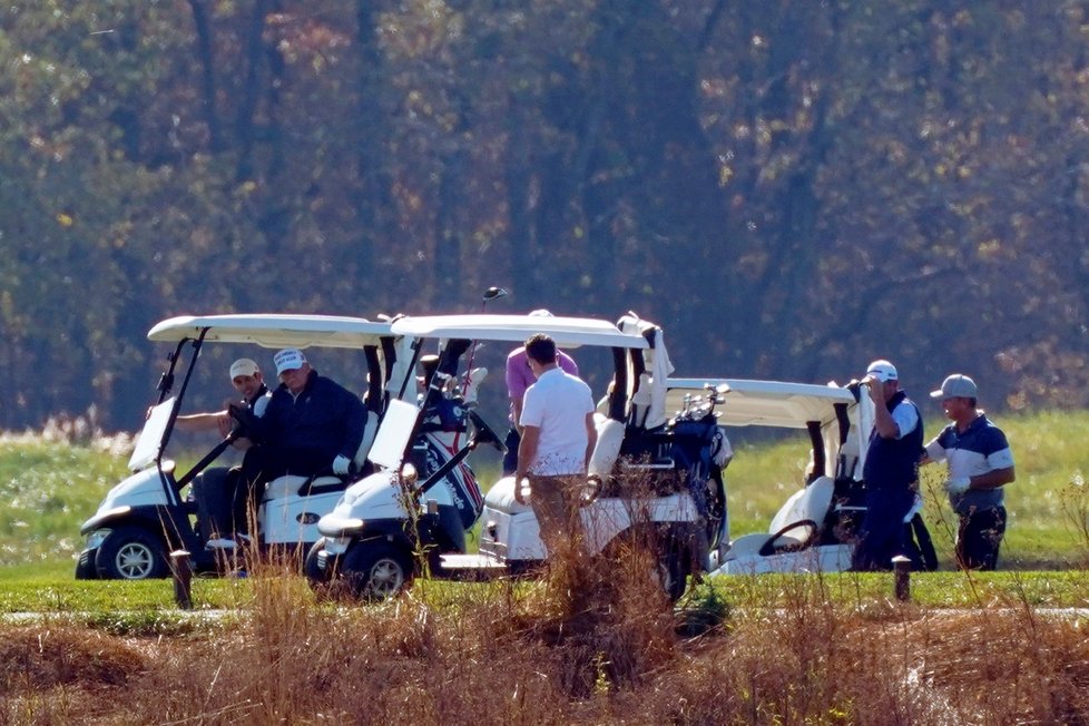 Trump na svém golfovém hřišti ve chvílích, kdy bylo oznámeno vítězství jeho oponenta Joea Bidena v prezidentské volbě (7. 11. 2020)