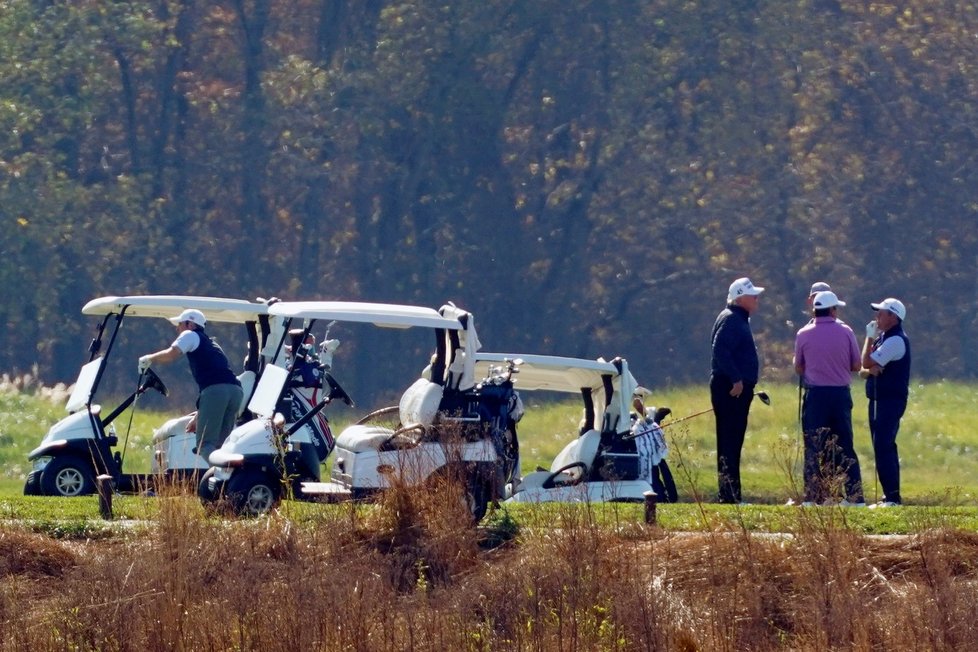 Trump na svém golfovém hřišti ve chvílích, kdy bylo oznámeno vítězství jeho oponenta Joea Bidena v prezidentské volbě (7. 11. 2020)