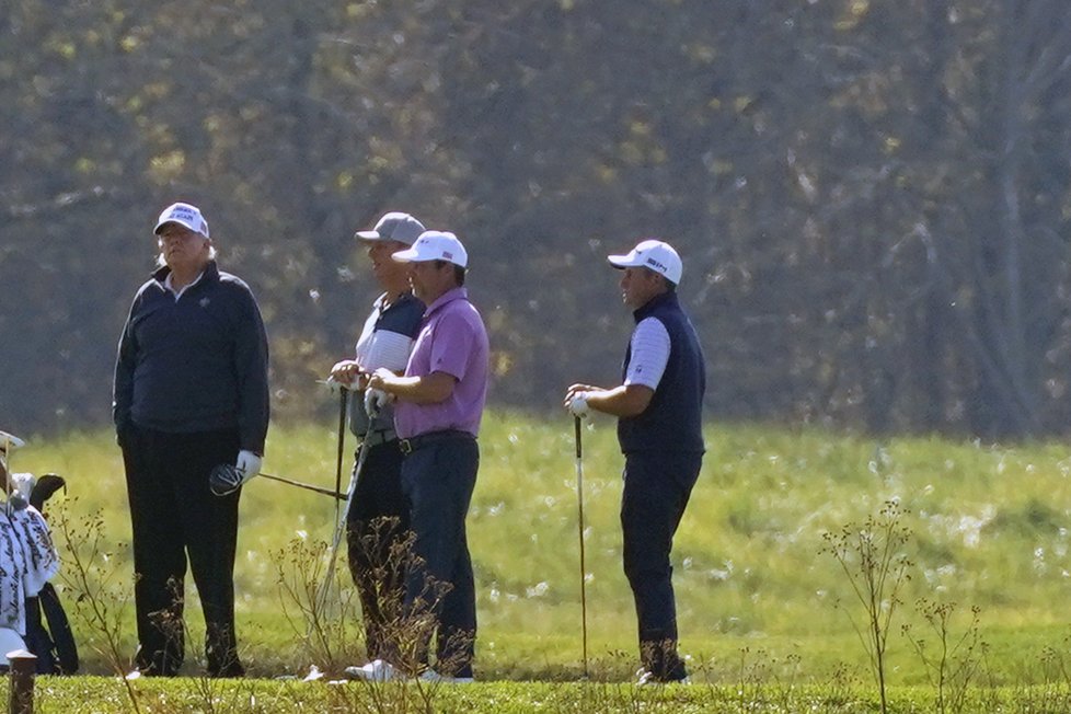 Trump na svém golfovém hřišti ve chvílích, kdy bylo oznámeno vítězství jeho oponenta Joea Bidena v prezidentské volbě (7. 11. 2020)