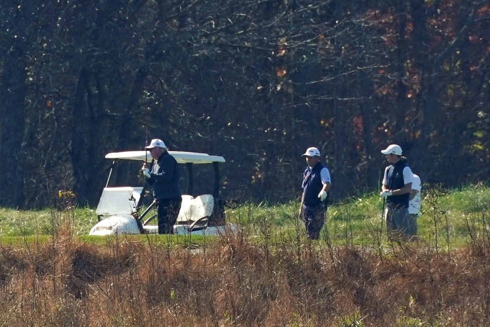 Trump na svém golfovém hřišti ve chvílích, kdy bylo oznámeno vítězství jeho oponenta Joea Bidena v prezidentské volbě (7. 11. 2020)