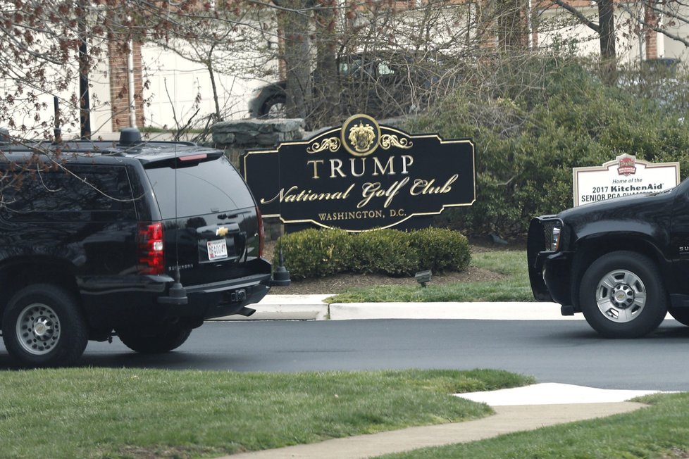 Prezident Donald Trump přijíždí do svého golfového resortu ve Washingtonu.