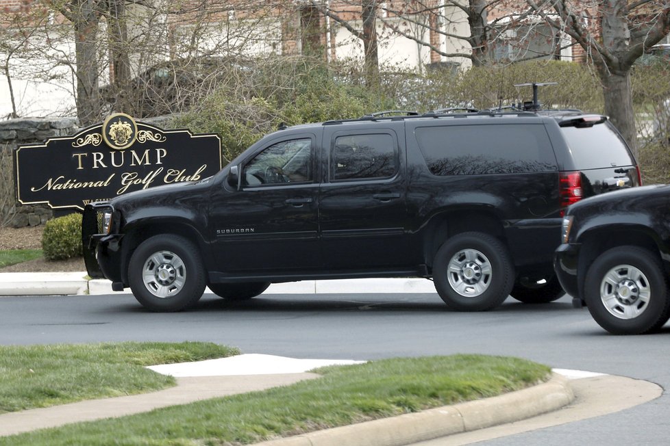 Prezident Donald Trump přijíždí do svého golfového resortu ve Washingtonu.