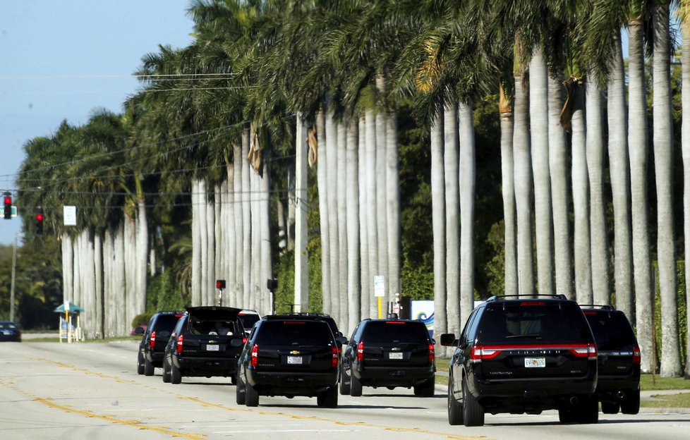 Trumpova kolona míří do jeho golfového resortu ve West Palm Beach