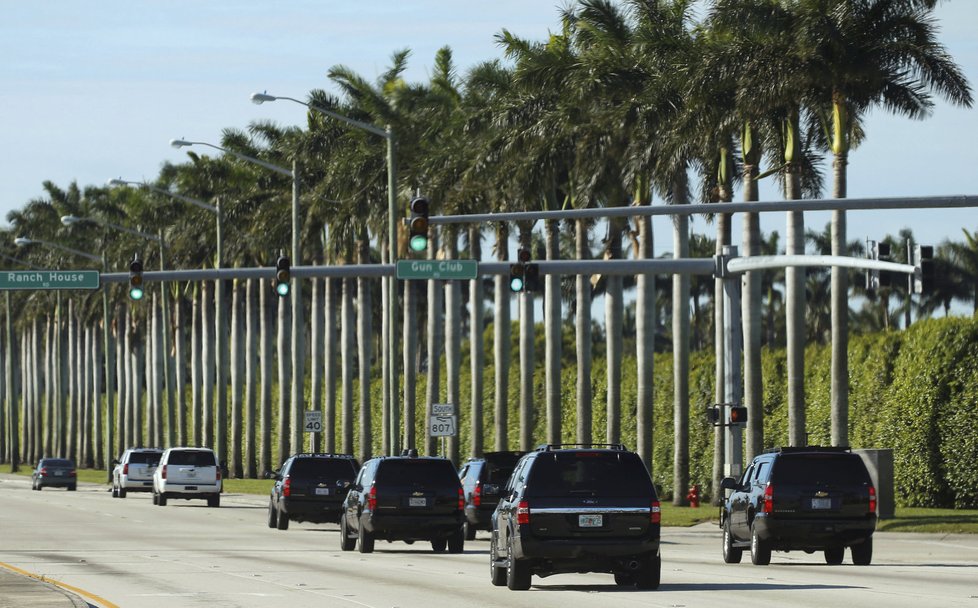 Trumpova kolona míří do jeho golfového resortu v Palm Beach.