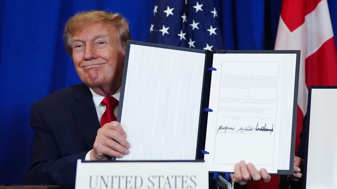 Trump podepsal s Dánskem a Grónskem dohodu o bezpečnosti. Trump podepsal s Dánskem a Grónskem dohodu o bezpečnosti.