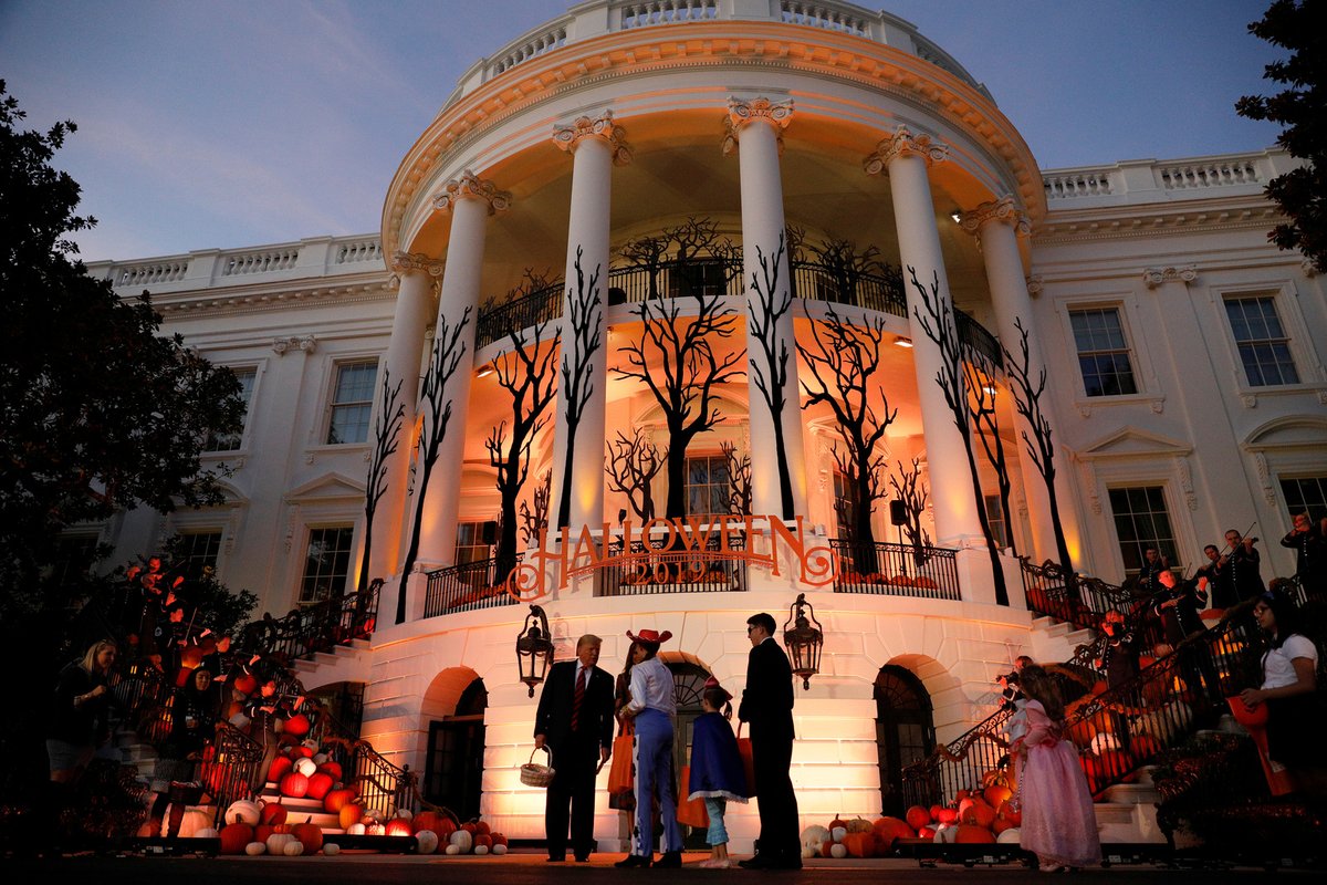 První Halloween Donalda Trumpa ve funkci prezidenta USA. S manželkou Melanií rozdávali cukrovinky místním dětem.