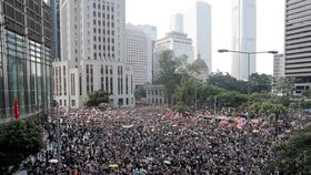 Trump se prozatím podle oficiálního vyjádření drží stranou, v Hongkongu jej ale mají za zachránce