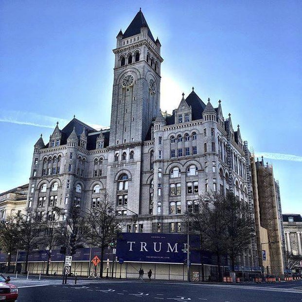Trumpově mezinárodnímu hotelu ve Washingtonu, D. C. loni meziročně klesly tržby z 40,5 milionu dolarů na 15,1 milionu dolarů. 