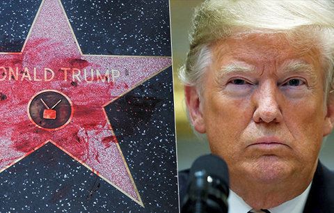 Krev a hákový kříž. Trumpovu hvězdu slávy v Hollywoodu poškodil vandal 