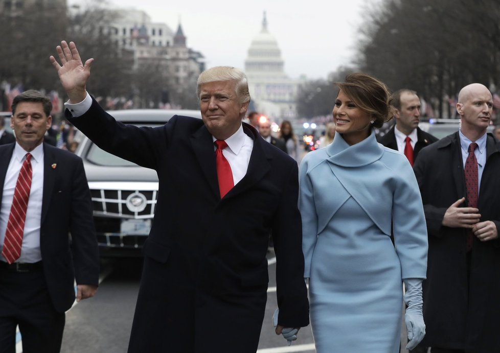 Bezpečnostní tajemství Trumpovy inaugurace: Hlídali ho bodyguardi s umělýma rukama?