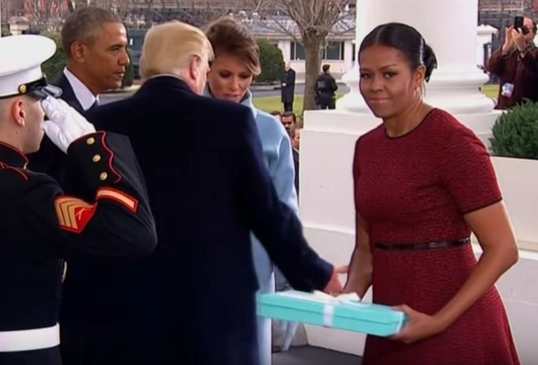 Nejistý pohled Obamové při přebírání dárku od nové paní Bílého domu