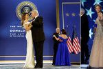 Nový prezident Spojených států Donald Trump se po páteční inauguraci zúčastnil s manželkou Melanií tří inauguračních plesů. Na dvou z nich si zatančili na píseň My Way, kterou zpopularizoval Frank Sinatra. Připojili se k nim také viceprezident Mike Pence se ženou Karen a členové Trumpovy rodiny.