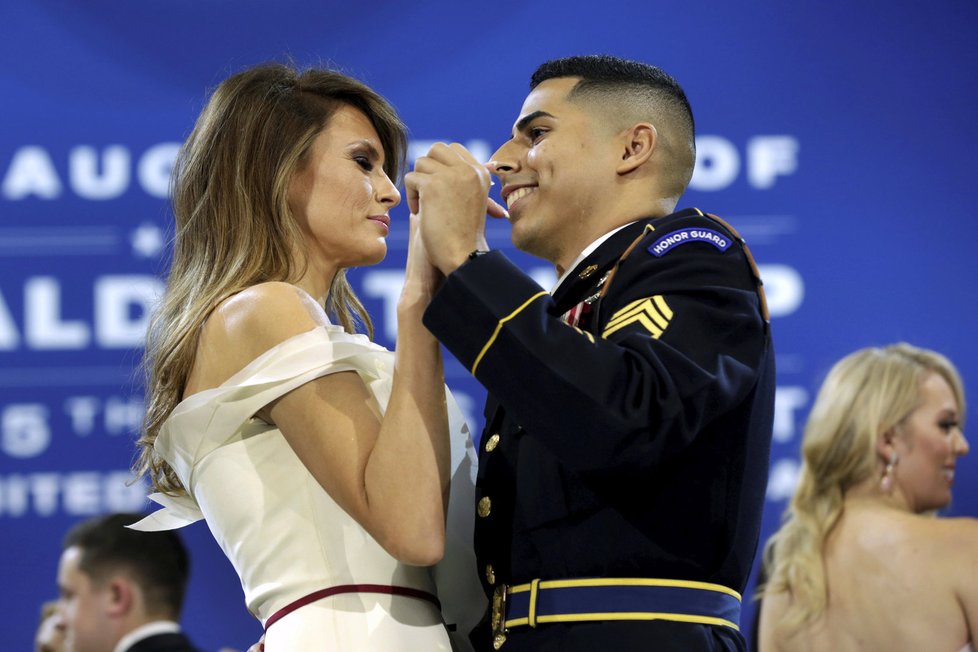 Nový prezident Spojených států Donald Trump se po páteční inauguraci zúčastnil s manželkou Melanií tří inauguračních plesů. Na dvou z nich si zatančili na píseň My Way, kterou zpopularizoval Frank Sinatra. Připojili se k nim také viceprezident Mike Pence se ženou Karen a členové Trumpovy rodiny.