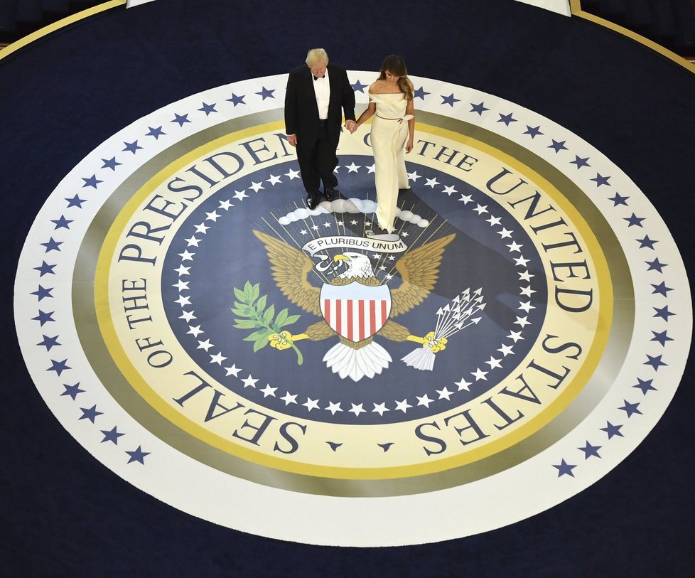 Nový prezident Spojených států Donald Trump se po páteční inauguraci zúčastnil s manželkou Melanií tří inauguračních plesů. Na dvou z nich si zatančili na píseň My Way, kterou zpopularizoval Frank Sinatra. Připojili se k nim také viceprezident Mike Pence se ženou Karen a členové Trumpovy rodiny.