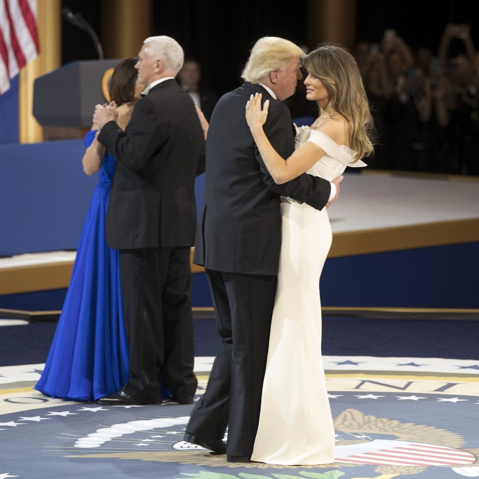 Nový prezident Spojených států Donald Trump se po páteční inauguraci zúčastnil s manželkou Melanií tří inauguračních plesů. Na dvou z nich si zatančili na píseň My Way, kterou zpopularizoval Frank Sinatra. Připojili se k nim také viceprezident Mike Pence se ženou Karen a členové Trumpovy rodiny.