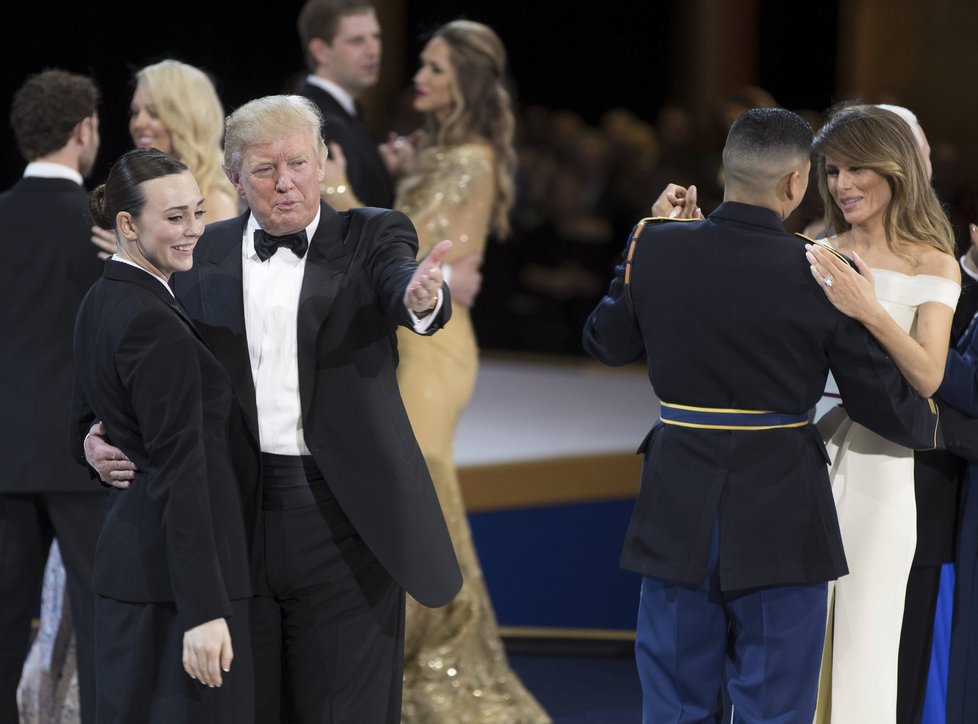 Nový prezident Spojených států Donald Trump se po páteční inauguraci zúčastnil s manželkou Melanií tří inauguračních plesů. Na dvou z nich si zatančili na píseň My Way, kterou zpopularizoval Frank Sinatra. Připojili se k nim také viceprezident Mike Pence se ženou Karen a členové Trumpovy rodiny.