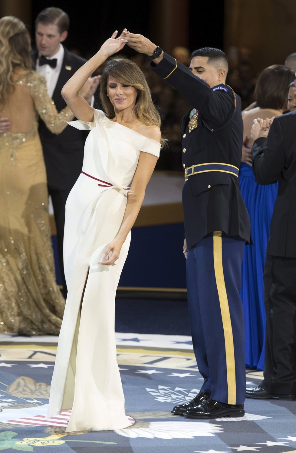 Nový prezident Spojených států Donald Trump se po páteční inauguraci zúčastnil s manželkou Melanií tří inauguračních plesů. Na dvou z nich si zatančili na píseň My Way, kterou zpopularizoval Frank Sinatra. Připojili se k nim také viceprezident Mike Pence se ženou Karen a členové Trumpovy rodiny.