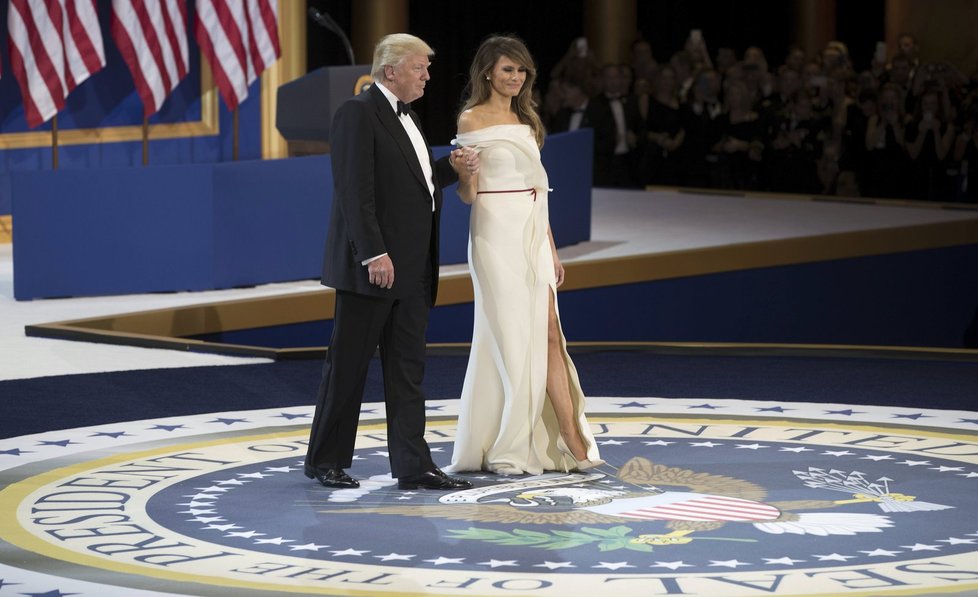 Nový prezident Spojených států Donald Trump se po páteční inauguraci zúčastnil s manželkou Melanií tří inauguračních plesů. Na dvou z nich si zatančili na píseň My Way, kterou zpopularizoval Frank Sinatra. Připojili se k nim také viceprezident Mike Pence se ženou Karen a členové Trumpovy rodiny.