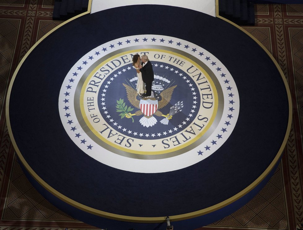 Nový prezident Spojených států Donald Trump se po páteční inauguraci zúčastnil s manželkou Melanií tří inauguračních plesů. Na dvou z nich si zatančili na píseň My Way, kterou zpopularizoval Frank Sinatra. Připojili se k nim také viceprezident Mike Pence se ženou Karen a členové Trumpovy rodiny.