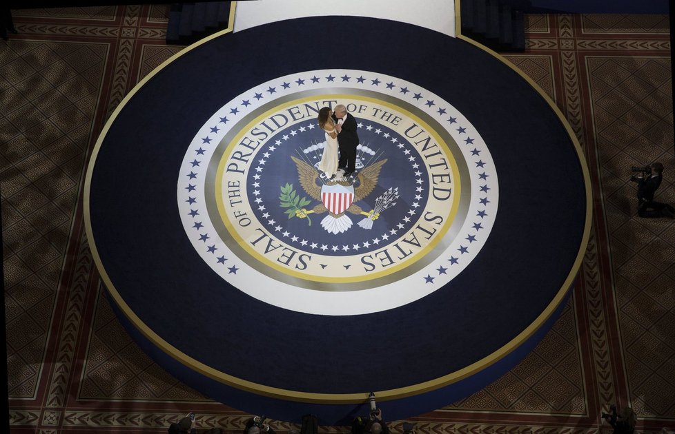 Nový prezident Spojených států Donald Trump se po páteční inauguraci zúčastnil s manželkou Melanií tří inauguračních plesů. Na dvou z nich si zatančili na píseň My Way, kterou zpopularizoval Frank Sinatra. Připojili se k nim také viceprezident Mike Pence se ženou Karen a členové Trumpovy rodiny.