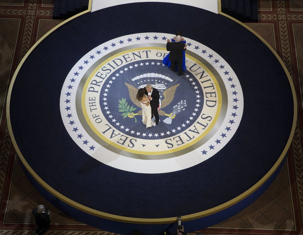 Nový prezident Spojených států Donald Trump se po páteční inauguraci zúčastnil s manželkou Melanií tří inauguračních plesů. Na dvou z nich si zatančili na píseň My Way, kterou zpopularizoval Frank Sinatra. Připojili se k nim také viceprezident Mike Pence se ženou Karen a členové Trumpovy rodiny.