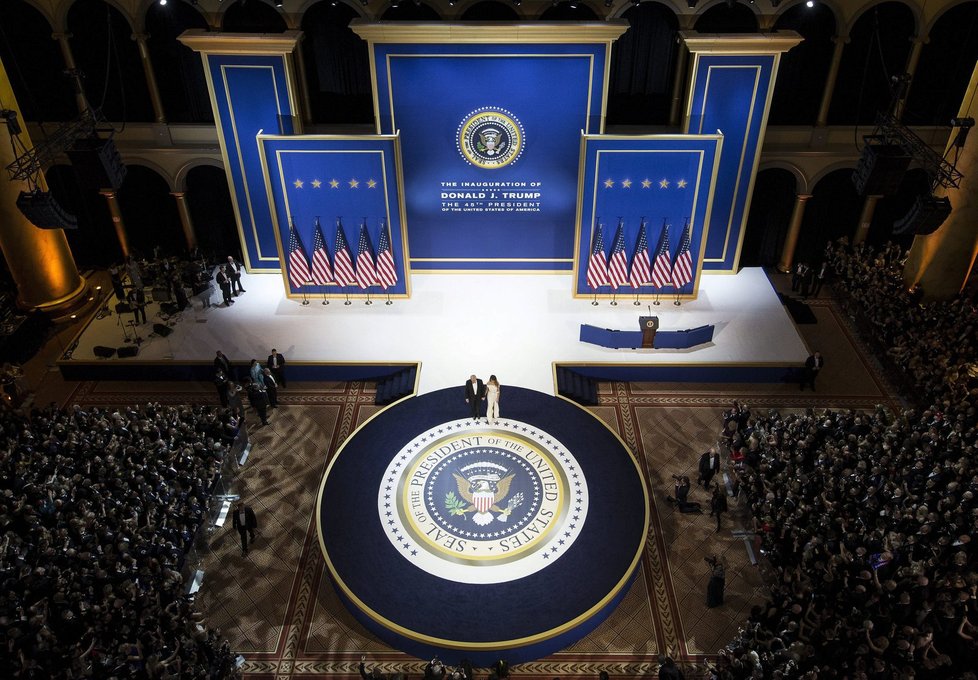 Nový prezident Spojených států Donald Trump se po páteční inauguraci zúčastnil s manželkou Melanií tří inauguračních plesů. Na dvou z nich si zatančili na píseň My Way, kterou zpopularizoval Frank Sinatra. Připojili se k nim také viceprezident Mike Pence se ženou Karen a členové Trumpovy rodiny.