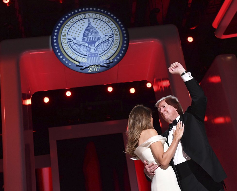 Nový prezident Spojených států Donald Trump se po páteční inauguraci zúčastnil s manželkou Melanií tří inauguračních plesů. Na dvou z nich si zatančili na píseň My Way, kterou zpopularizoval Frank Sinatra. Připojili se k nim také viceprezident Mike Pence se ženou Karen a členové Trumpovy rodiny.