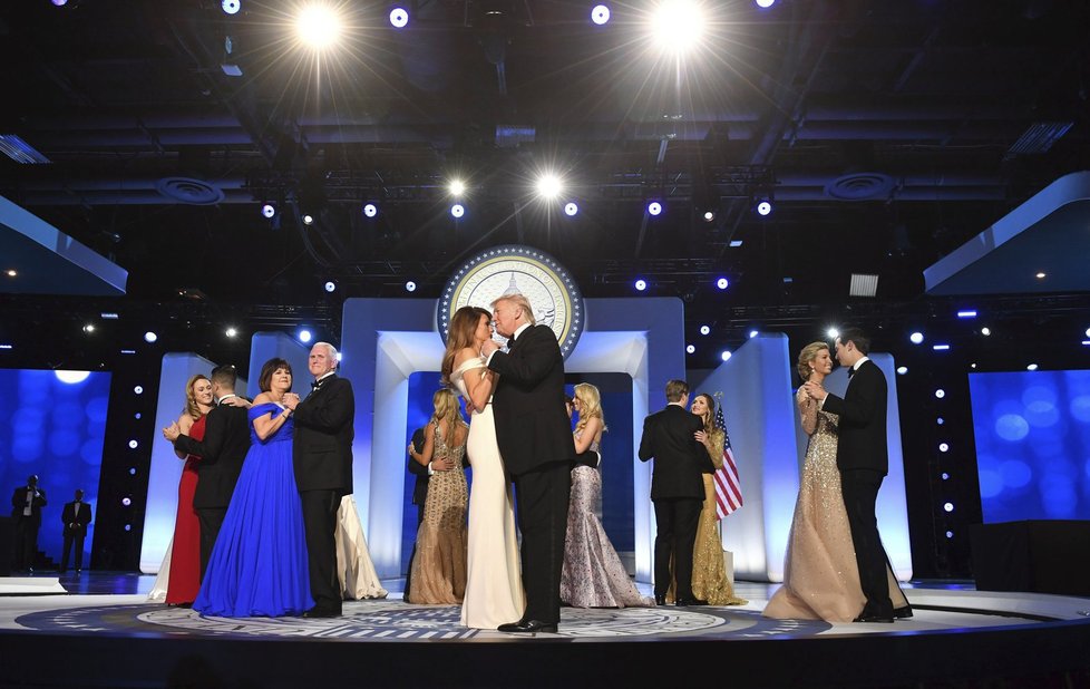 Nový prezident Spojených států Donald Trump se po páteční inauguraci zúčastnil s manželkou Melanií tří inauguračních plesů. Na dvou z nich si zatančili na píseň My Way, kterou zpopularizoval Frank Sinatra. Připojili se k nim také viceprezident Mike Pence se ženou Karen a členové Trumpovy rodiny.