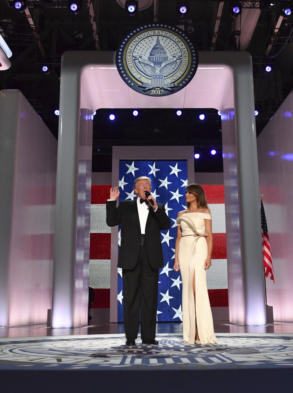 Nový prezident Spojených států Donald Trump se po páteční inauguraci zúčastnil s manželkou Melanií tří inauguračních plesů. Na dvou z nich si zatančili na píseň My Way, kterou zpopularizoval Frank Sinatra. Připojili se k nim také viceprezident Mike Pence se ženou Karen a členové Trumpovy rodiny.