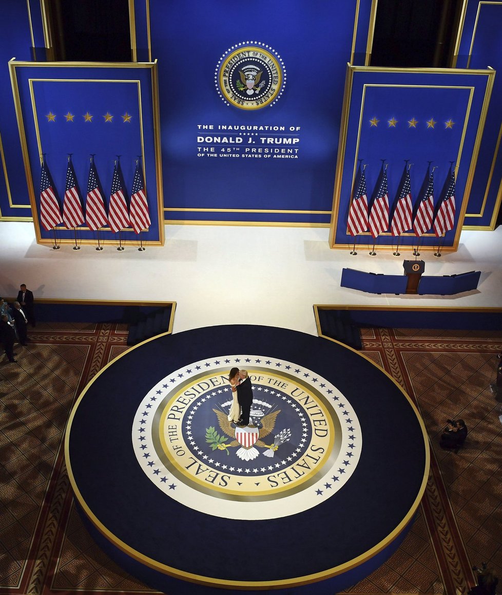 Nový prezident Spojených států Donald Trump se po páteční inauguraci zúčastnil s manželkou Melanií tří inauguračních plesů. Na dvou z nich si zatančili na píseň My Way, kterou zpopularizoval Frank Sinatra. Připojili se k nim také viceprezident Mike Pence se ženou Karen a členové Trumpovy rodiny.