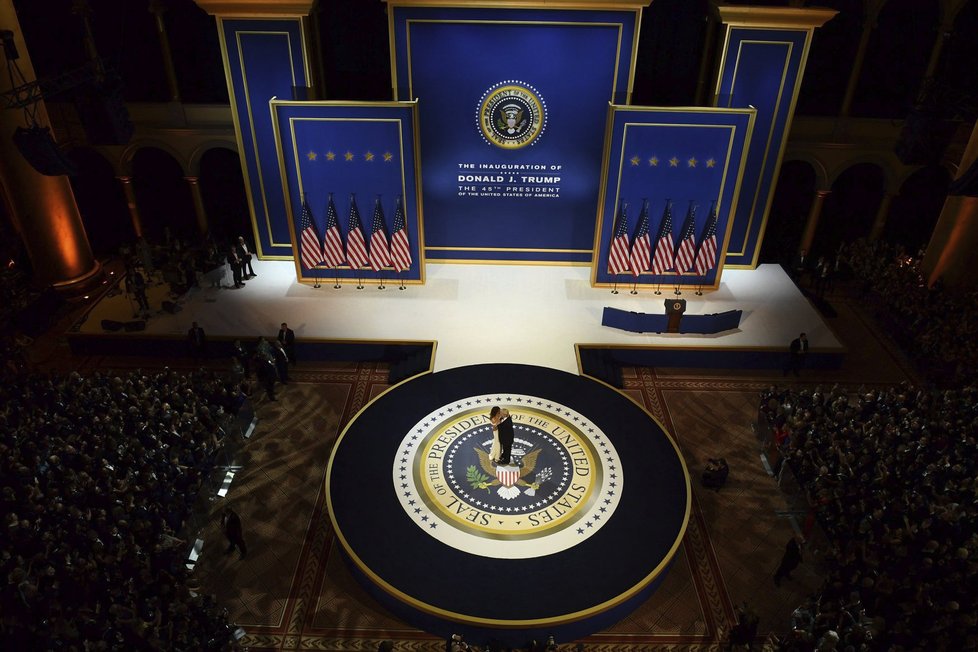 Nový prezident Spojených států Donald Trump se po páteční inauguraci zúčastnil s manželkou Melanií tří inauguračních plesů. Na dvou z nich si zatančili na píseň My Way, kterou zpopularizoval Frank Sinatra. Připojili se k nim také viceprezident Mike Pence se ženou Karen a členové Trumpovy rodiny.